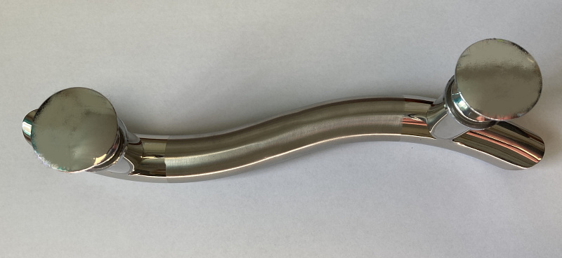 Ajtófogantyú, két furatos ajtó üvegre.